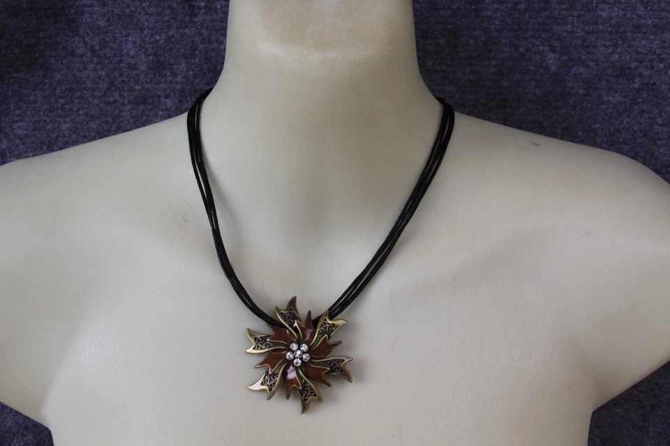 KURZE HALSKETTE 4 FACH BRAUNES BAND MIT ANHÄNGER BLUME MESSINGFARBEN MIT BRAUN - Bild 2 von 2