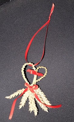 Stroh Herz Gastgeschenk - eine rustikale handgefertigte Mais Dolly mit roter Satinschleife und Aufhänger
