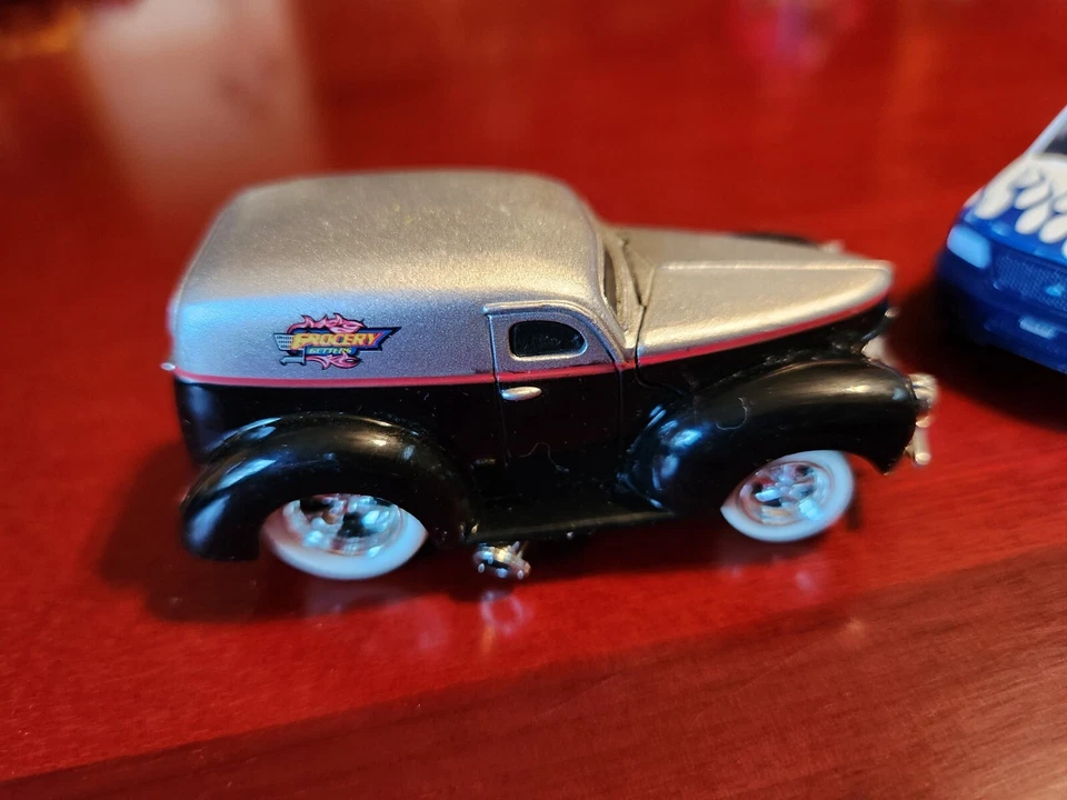 Muscle Machines 1940 Sedan Delivery Chase white Wheels & Truckin' Ford F-150 Lot - Image 3 of 4