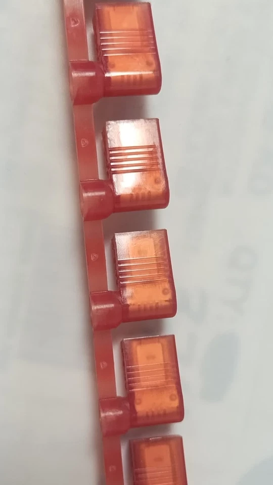 1.5K RL DNFR18250FIB-KD desconecta, vermelho, náilon, F. 18-22 AWG, aba .250 x .032" - Imagem 3 de 4