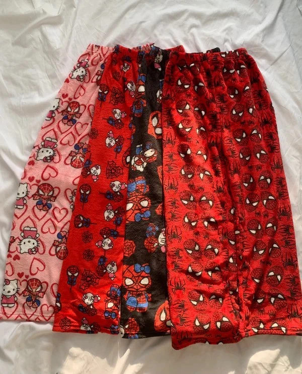 Spiderman Hello Kitty Sanrio Terciopelo Suelto Pijama Pantalones Para Mujer y Hombre Unisex Foto 2 de 2