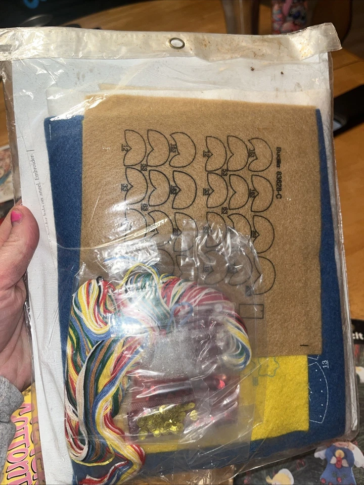 Kit de apliques de fieltro Bucilla 1996 vintage kit de adornos de 50 ángeles - kit abierto Foto 2 de 3