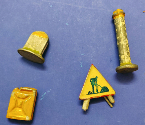 AQ730 1/43 DINKY TOYS ATLAS PANNEAUX SIGNALISATION REF 40 BON ETAT