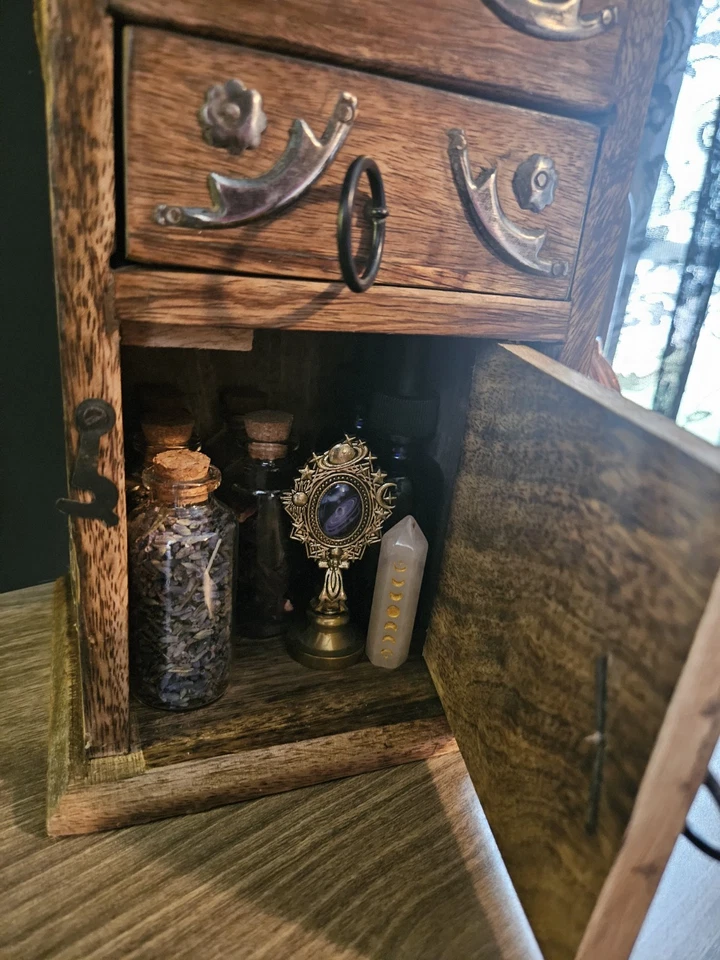 Armario de almacenamiento de boticario de madera para brujas Foto 3 de 4