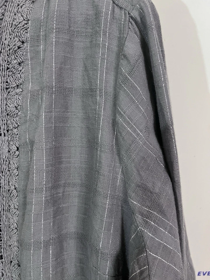 Blusa Krazy Kat Top Talla XXL Gris/Plateado Rayas Bordado Mangas Abotonadas Foto 2 de 4