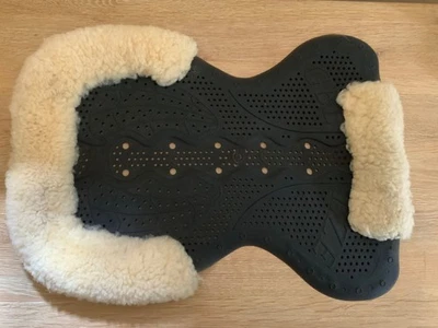 Gel-Eze sattelförmiges rutschfestes Gelpad Lammfellbesatz kostenloser Versand - Bild 1 von 4