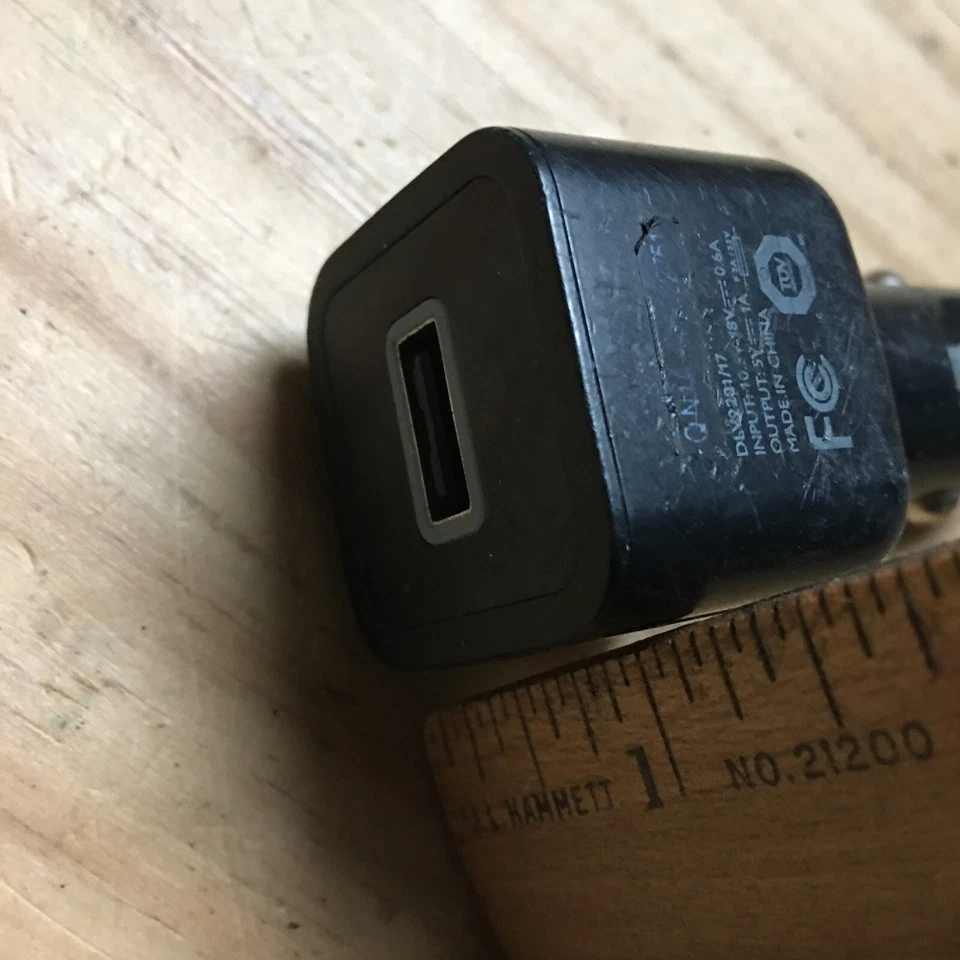 Carregador de carro Philips DLV2201/17 DLO USB preto - Imagem 4 de 4