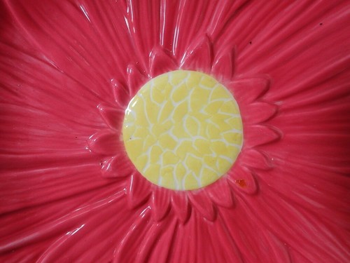 Piatto fiori in rilievo Swiss Colony Occasions rosa scuro con centro giallo 9" - Foto 4 di 6