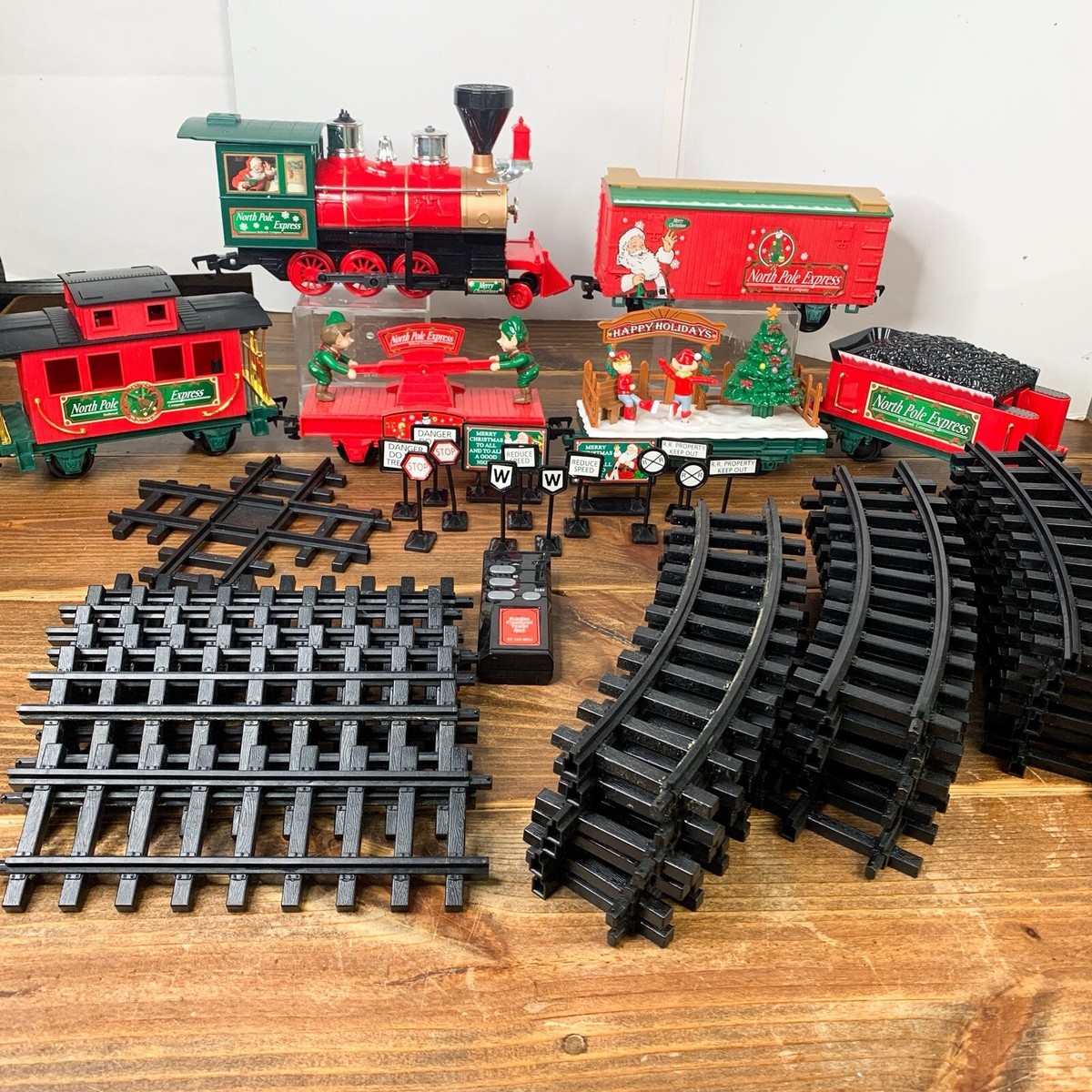 イニシャルリボン6箱セットEフランス製 Eztec North Pole Express Christmas Train Set with Remote 48 Pieces