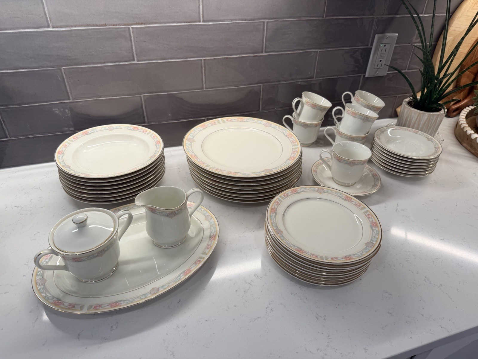 42 Pc Japan Dinnerware Floral Gold Trim