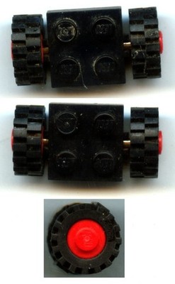 LEGO: 2 Elemente Räder + Achse + schwarze Platte, Felge mit rotem Relief - AX1