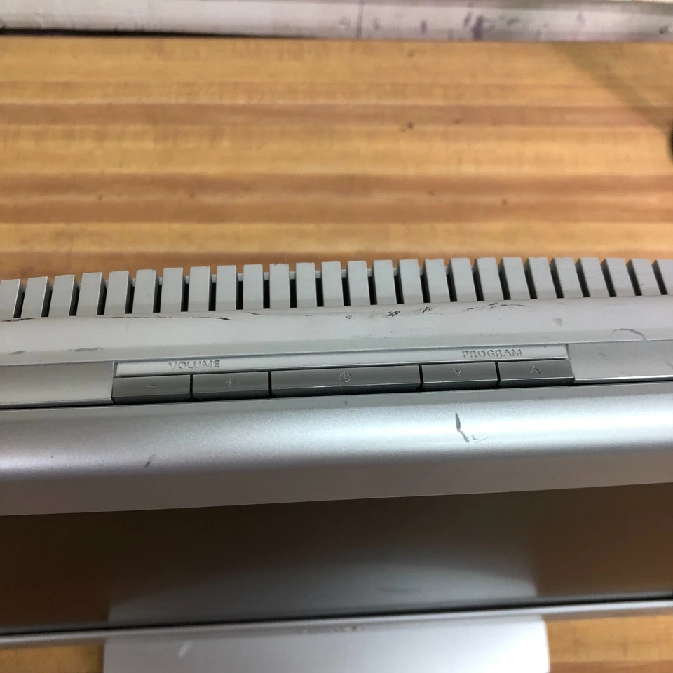 Philips 17PF8946/37 17" LCD HDTV for Retro Gaming 1280 × 768 RGB/RCA/S-VIDEO - Image 4 of 4