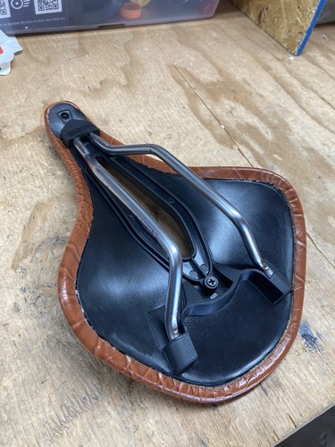 Brown leather saddle 155 road gravel mountain bike seat cutout short power stub - Picture 10 of 11