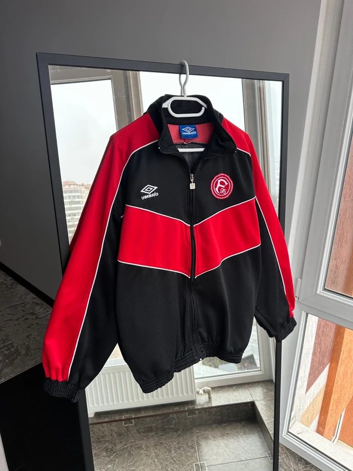 Chaqueta de Pista Umbro Fortuna Düsseldorf 95 De Colección Negra Roja Fútbol Fútbol Cremallera Foto 3 de 4