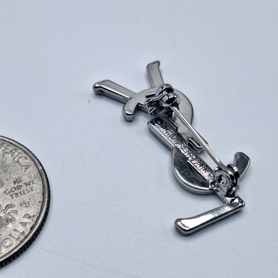 Broche vintage plateado y dorado Yves Saint Laurent YSL, prendedores de solapa de empleado pequeños Foto 2 de 4