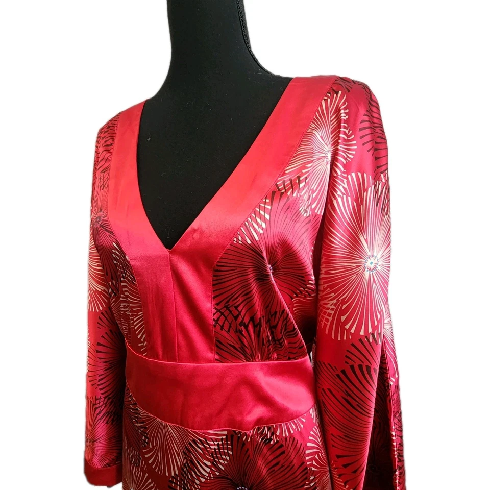 Camiseta túnica plus size vermelha babydoll 2X manga quimono floral cetim stretch - Imagem 3 de 4