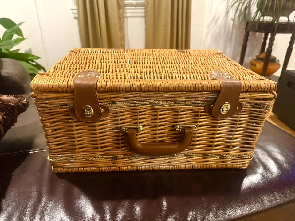 Linda cesta de piquenique vintage com pratos, utensílios e 4 taças de vinho - Imagem 2 de 4