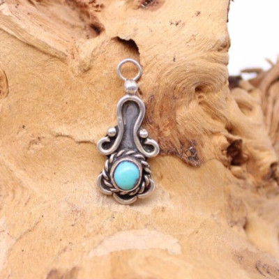 VINTAGE VICTORIAN STYLE PENDANT WITH TURQUOISE STONE 12.8x26.4mm 3.35gms (GI2)