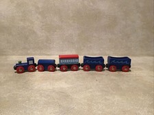 Wood Train Engine with 4 of train cars in a set unbranded Blue w/ Red wheels