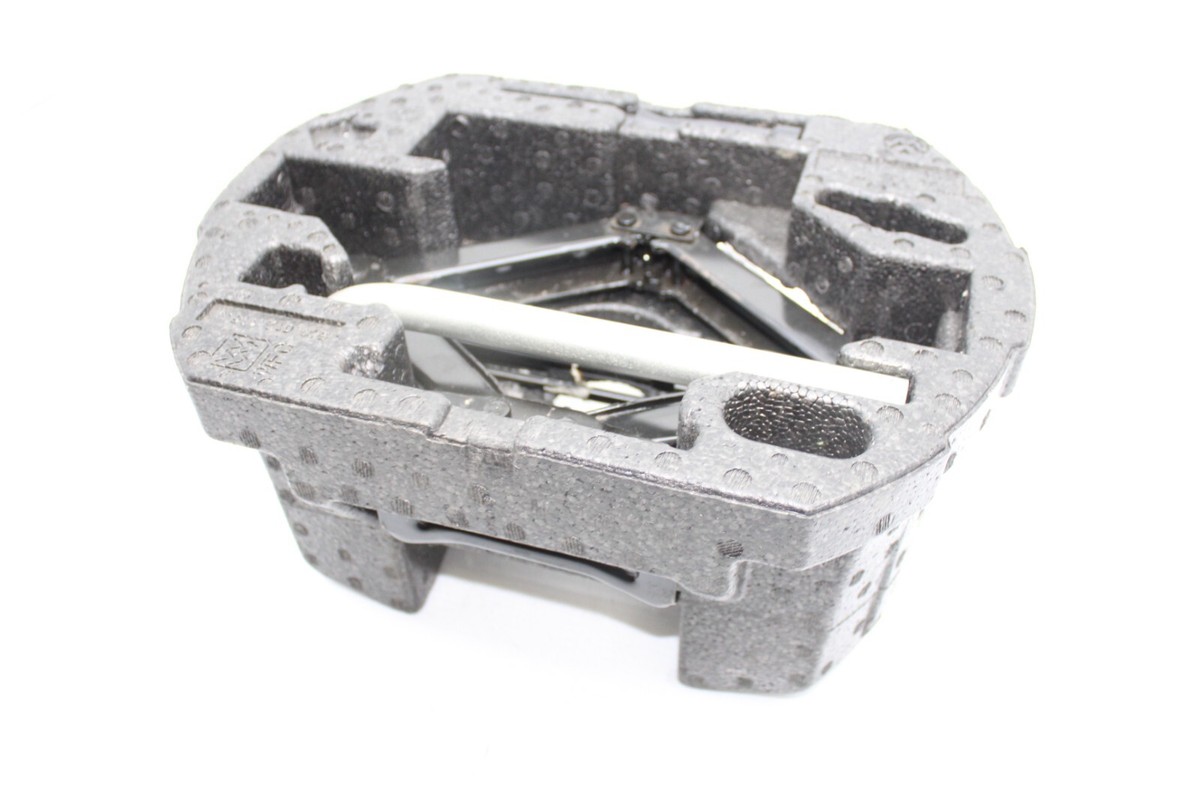 VW フォルクスワーゲン　ボーラ　ジェッタ4 ノーズブラ　US 11-18 VOLKSWAGEN JETTA TRUNK FLOOR STORAGE SPARE TIRE JACK TOOL