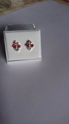 BRANDNEU>VERSILBERTE ROTE RUBIN/KLARE FARBIGE DIAMANTFORM STRASS OHRSTECKER