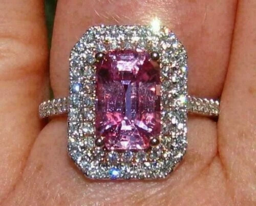 Anillo de compromiso de doble halo de zafiro moissanita esmeralda de 4 quilates enchapado en oro blanco de 14 k Foto 2 de 4