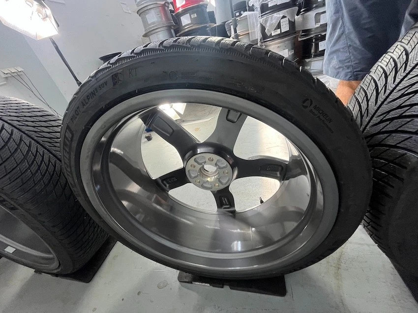 Original Ferrari Purosangue F175 22 23 Zoll Winterräder NEW NEW NEW 2024 - Bild 3 von 4