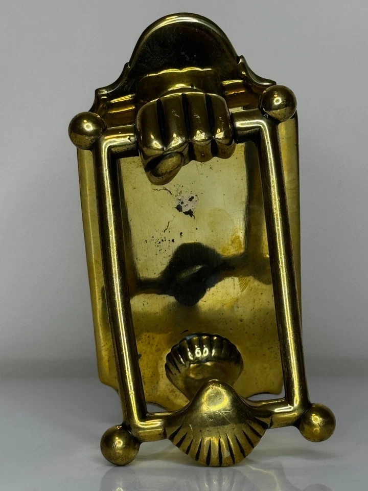 Aldaba de puerta de médico de latón barra de sujeción manual y carcasa de vieira cerca de Highgrove Foto 3 de 4