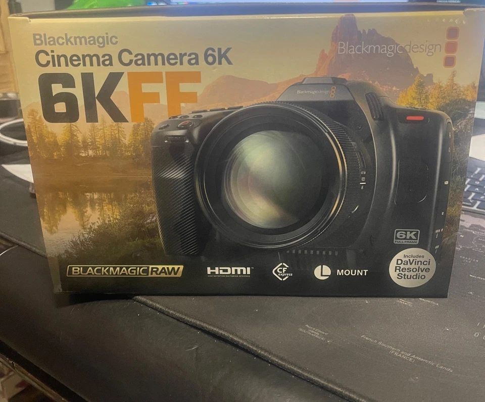 Blackmagic Cinema Camera 6K Full Frame + accessori - Immagine 3 di 3