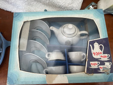 ANCIENNE DINETTE ENFANT EN PORCELAINE MOTIF PETITE FILLE AVEC SON CHAT