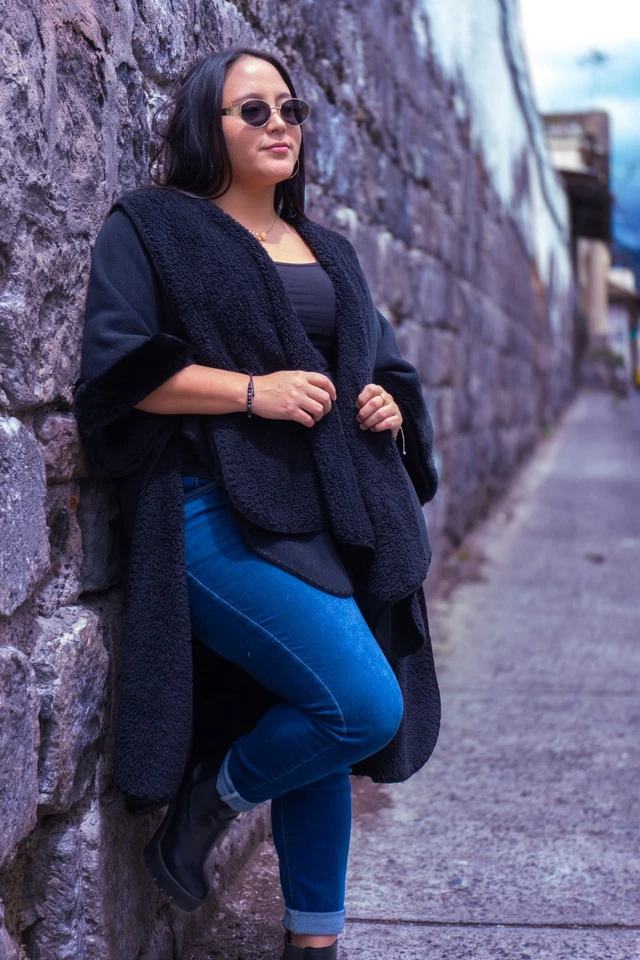 Luxury Baby Alpaca Samay Cape Coat – Soft, Warm, Elegant Women’s Wrap Poncho - Image 3 of 4