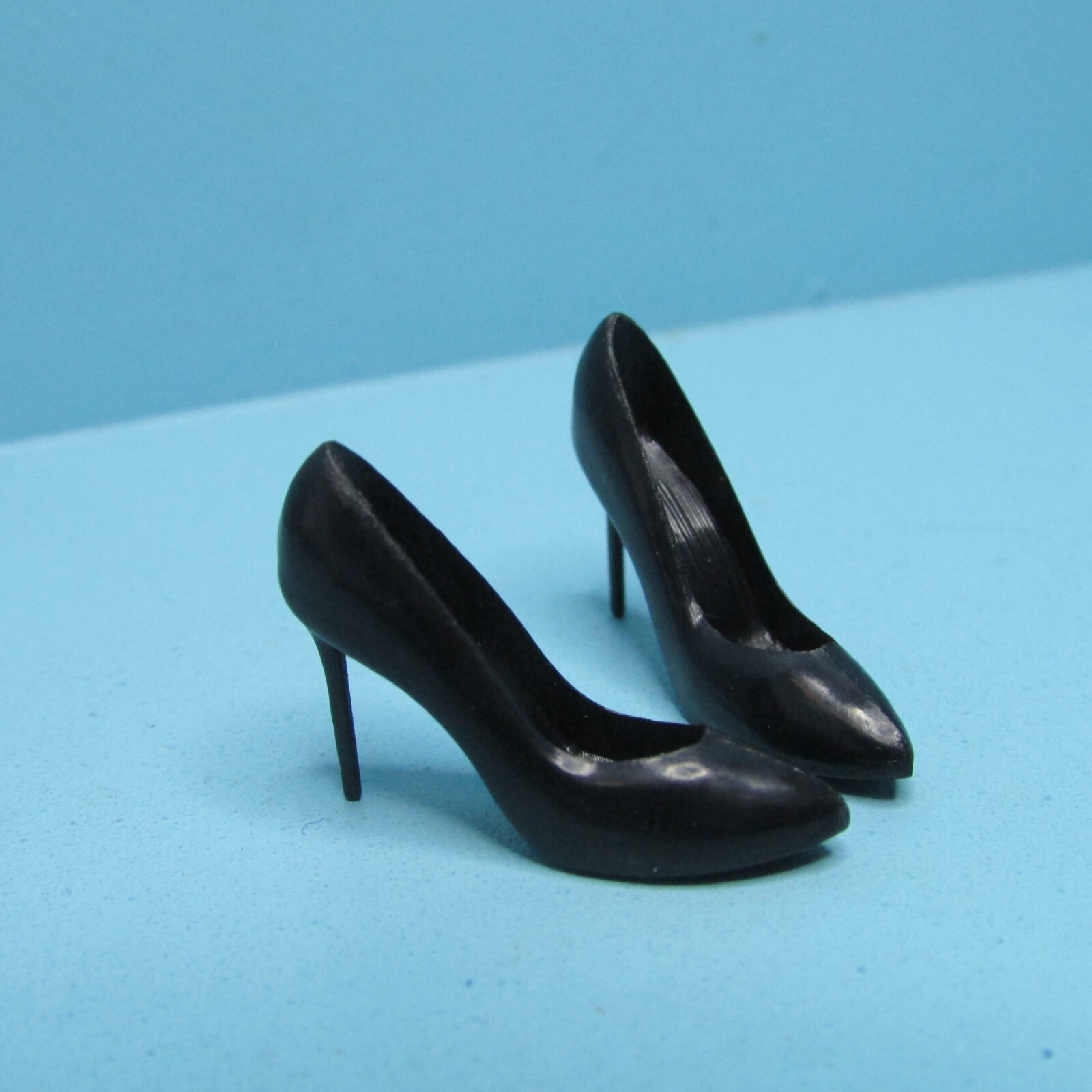Dollhouse Miniature Pair of High Heel Pumps Shoes in Black G7346 eBay