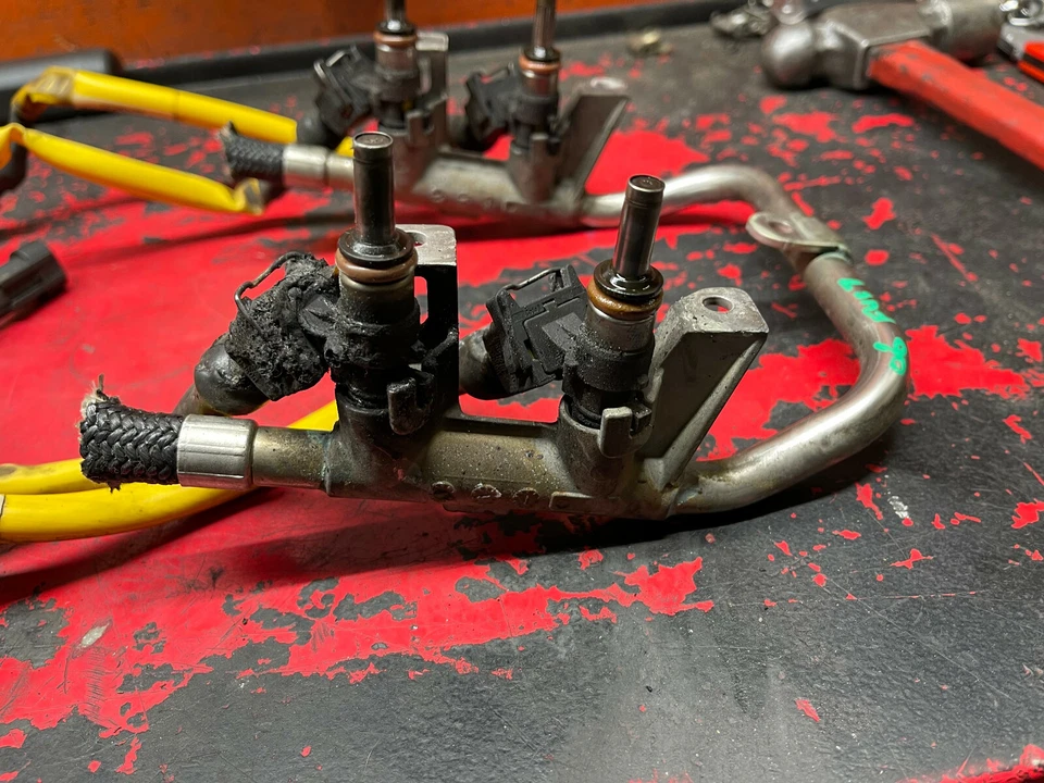 Inyector clásico amarillo Polaris Switchback 900 IQ 700 Dragon 600 RMK 05 06 07-21 Foto 3 de 4