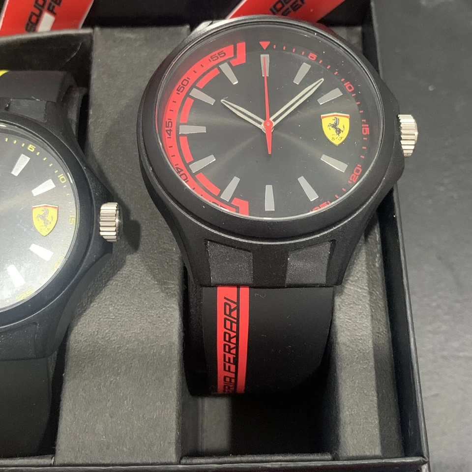 NUEVO JUEGO DE RELOJES SCUDERIA Ferrari para hombre y mujer correa de goma negra Foto 3 de 4