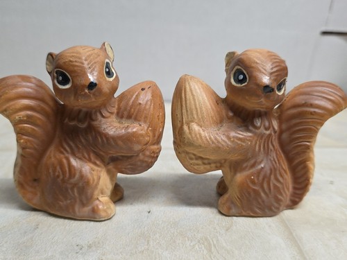 VTG Ceramic Squirrel Holding Acorn Salt and Pepper Shaker Set - Picture 3 of 11