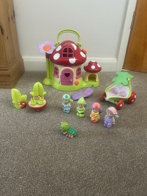 ELC Happyland Pilzfeenhaus. 4x Feen, Raupe, Stühle & Tisch, Bett