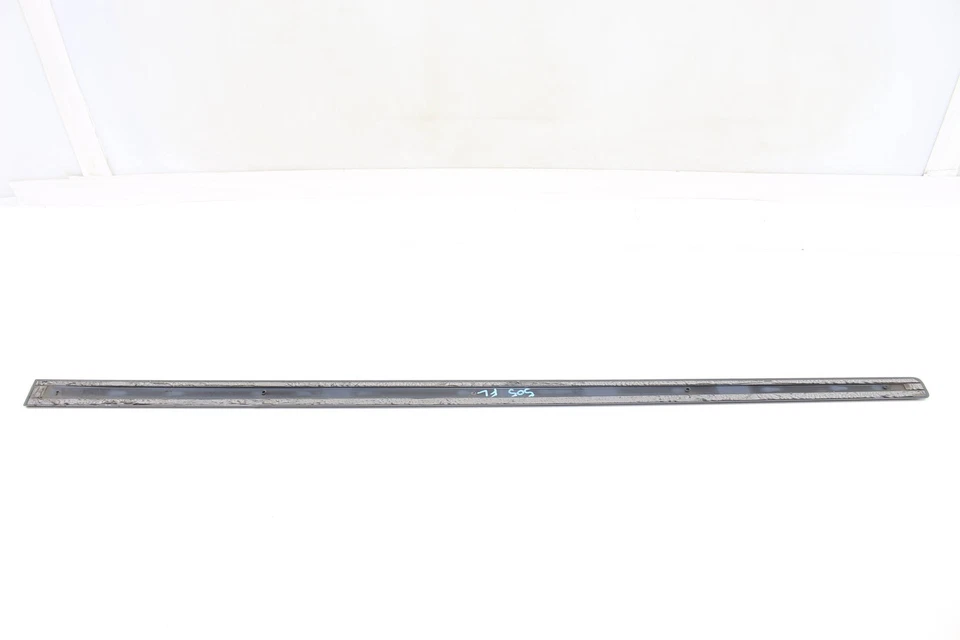 2007-2008 AUDI RS4 - Front LEFT Center DOOR Molding / TRIM 8E0853953 - Image 2 of 4