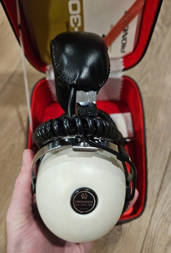 Vintage Pioneer SE-30A Headphones w/ Case and Manual (Tested, Works, BROKEN TAB) - Picture 6 of 23