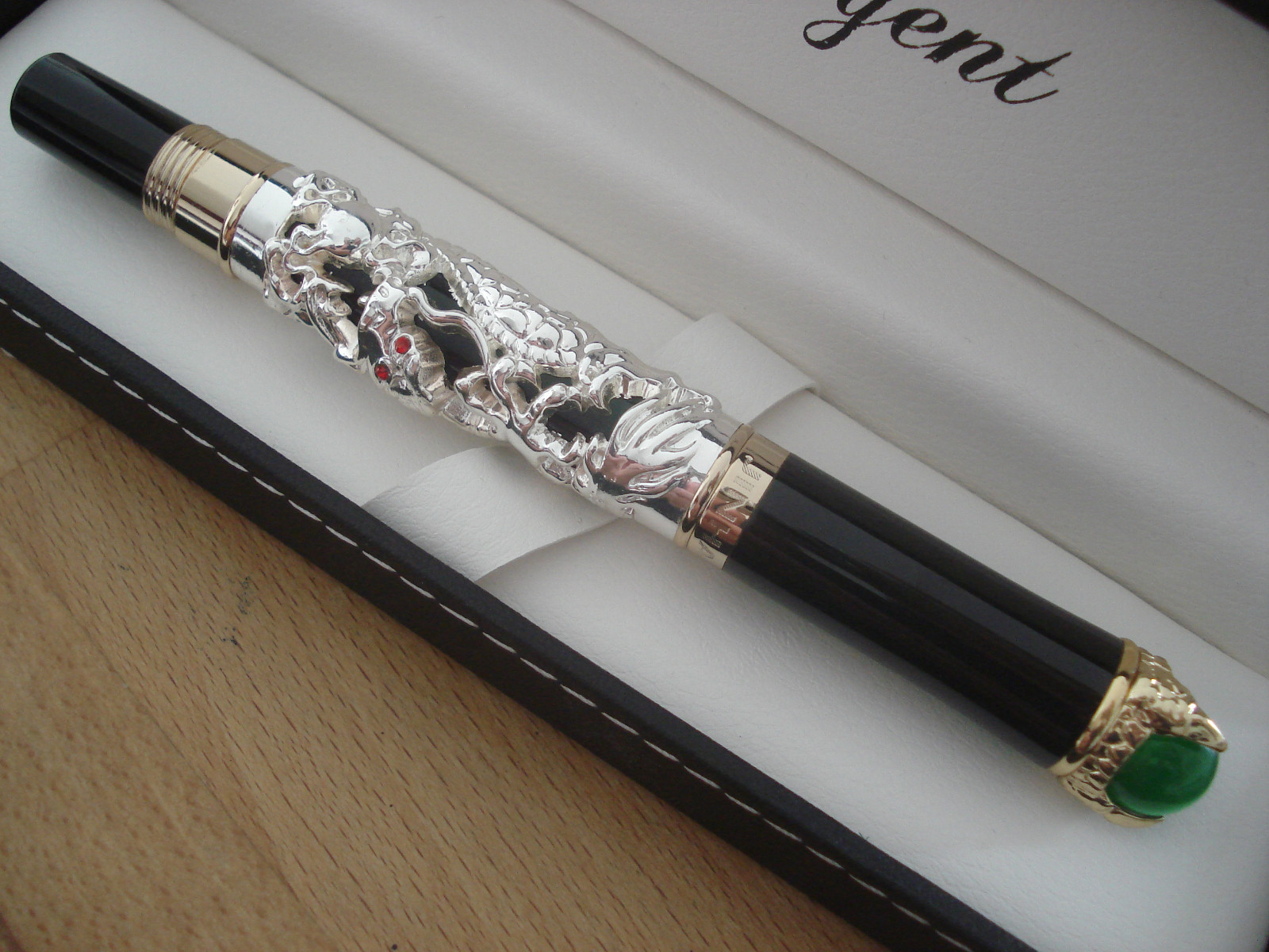 Stylo plume or Regent noir et argenté : l'excellence de la haute écriture collector