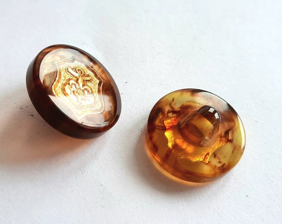 6 Vintage Knöpfe Hornimitat bzw Bernsteinimitat mit Metal Fleur de Lys Intaglio - Bild 4 von 4