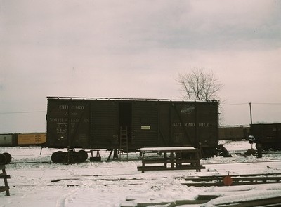 Güterwagen aufgebockt auf den Reparaturgleisen, North Proviso, C&NW, Chicago 8,5 x 11