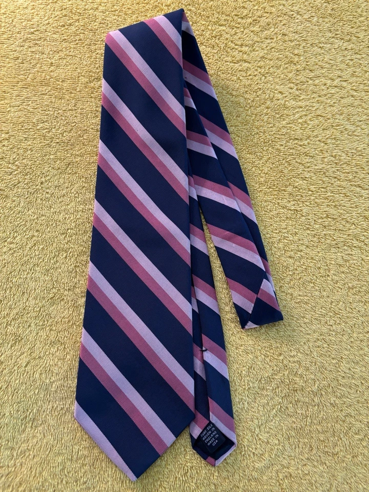 Corbata Brooks Brothers Azul Marino con Rayas Rosas 3 5/8" An x 57" L Tela Inglesa Usada en Excelente Condición Foto 3 de 4