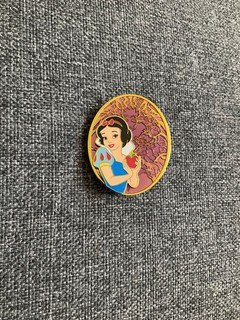 DISNEY STUDIO STORE HOLLYWOOD SNOW WHITE AND EVIL QUEEN BACKGROUND PIN
