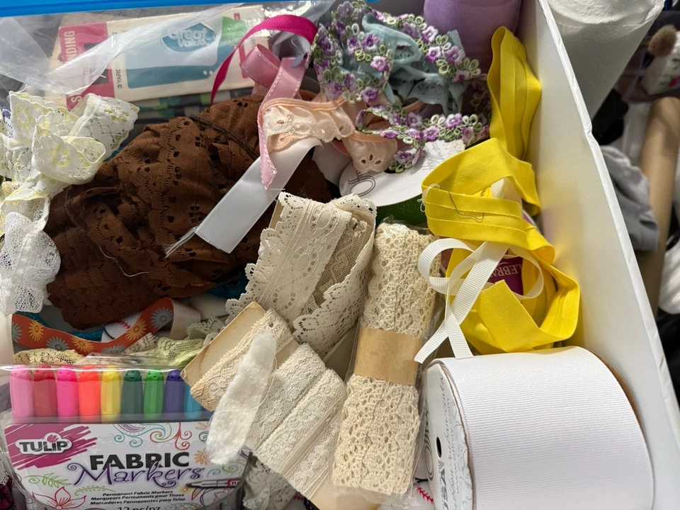 Enorme lote de costura de renda, acabamento, zíperes, encadernação e muito mais - Imagem 3 de 4