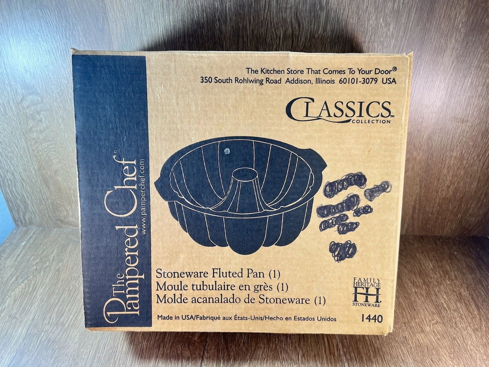 The Pampered Chef Stoneware 10" Fluted Bundt Cake Pan 1440 Kitchen