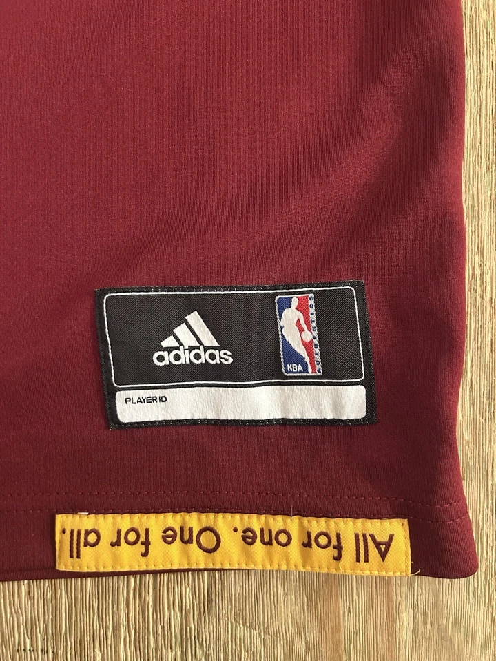 Camiseta Adidas Cleveland Cavaliers Kyrie Irving XL Foto 4 de 4