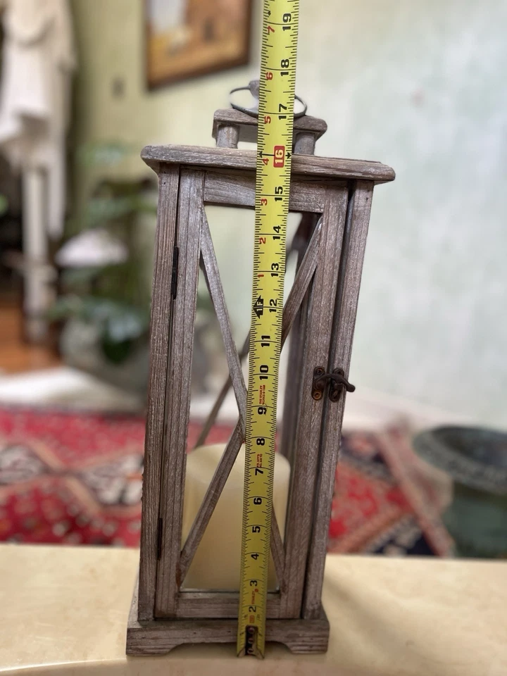 Linterna vela huracán madera rústica decorativa Stonebriar con mango Foto 3 de 4