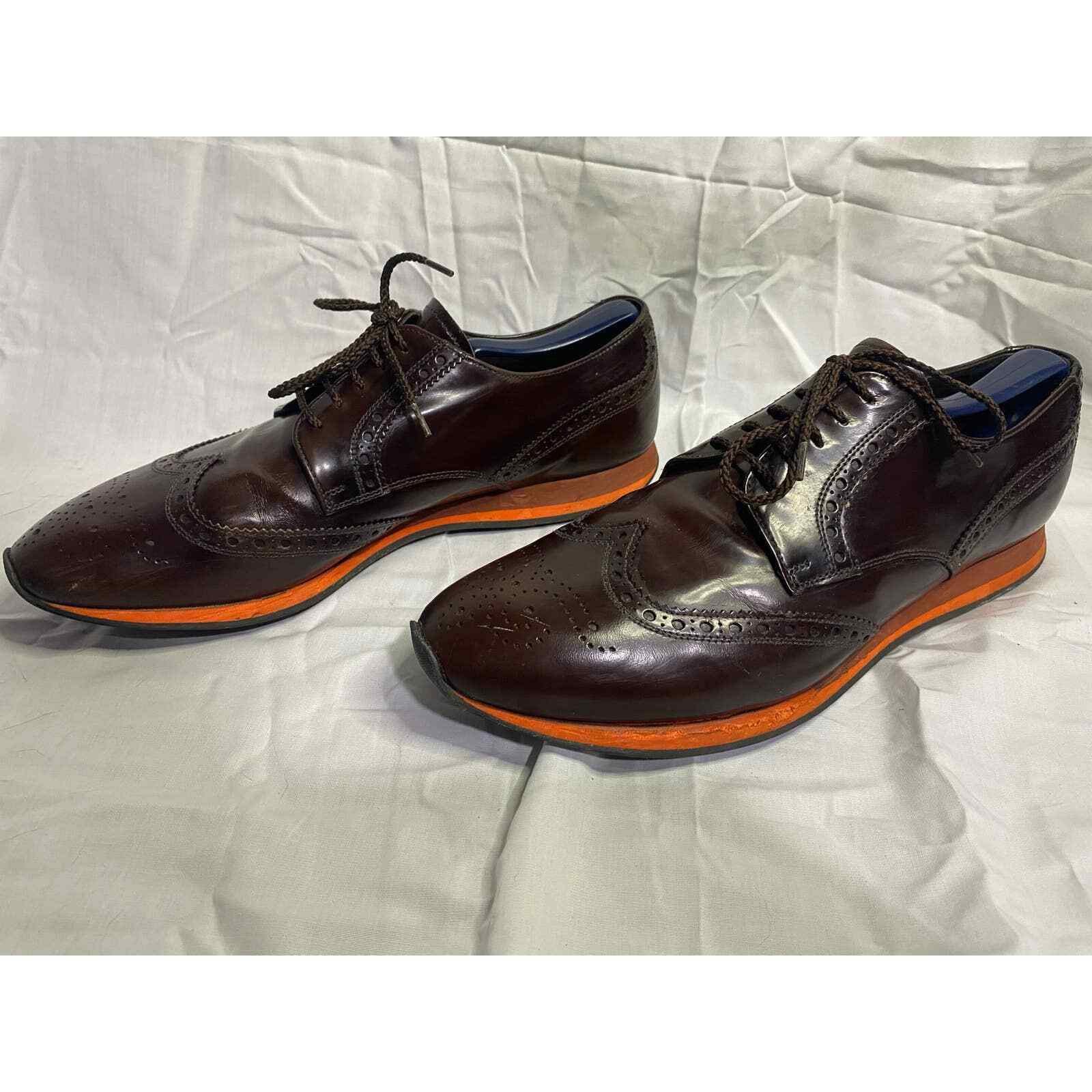 SAOLA Prada Borgogna Wingtip Derby con suola arancione