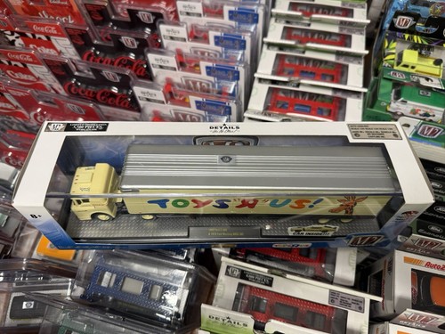 Coches de transporte M2 Machines Toys “R” Us 1960 Ford C-600 y 1970 Ford Mustang BOSS 302 - Imagen 4 de 5