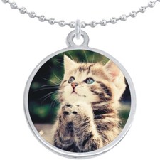 Hermoso collar colgante redondo gato rezando gatito joyería de moda
